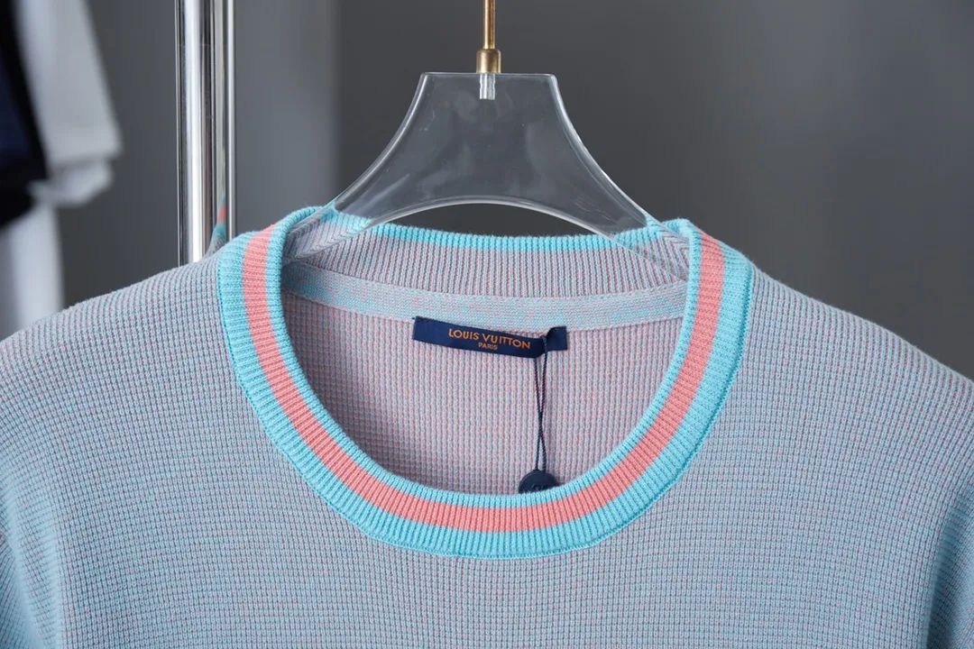 🅿️252 1V / Dolphin jacquard woolen short-sleeved shirt. This short-sleeved crew neck shirt is made of waffle plaid knitting to create a vibrant collision of bright colors, exuding a strong summer beach atmosphere. An intarsia 1V Dolphins logo on the chest nods to American neon signage, and a tonal striped ribbed collar completes the design.  14S fine-needle pure cotton jacquard short sleeves are made of high-quality pure cotton material and made with fine weaving technology. Pure cotton material not only has good sweat absorption and breathability, but also has a soft, breathable texture and is comfortable and close-fitting.  Imported jacquard machines are used to weave the pieces, and the jacquard effect is more delicate and realistic. The high-precision weaving technology of the jacquard machine enables precise control of every stitch and thread, thereby creating exquisite jacquard patterns. The wool's environmentally friendly color-fixing and dyeing technology has high color fastness and is not easy to fade; it is treated with soft washing technology and feels softer and more comfortable. S M L XL